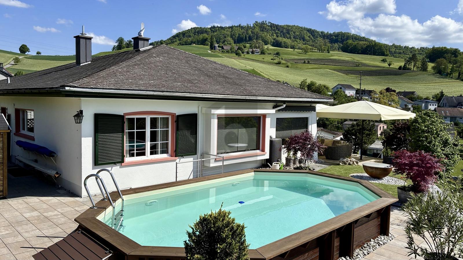 GROSSZÜGIG MIT SAUNA, POOL UND GARTEN - 0