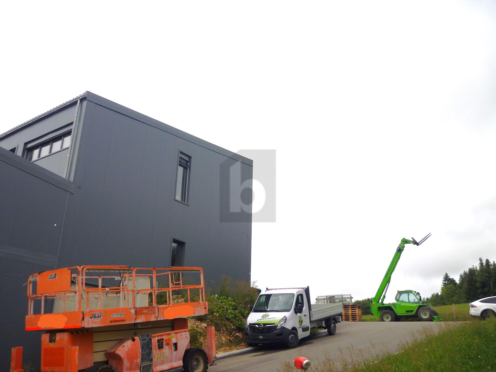 HALLE NEUVE, LUMINEUSE ET DÉGAGÉE - 1