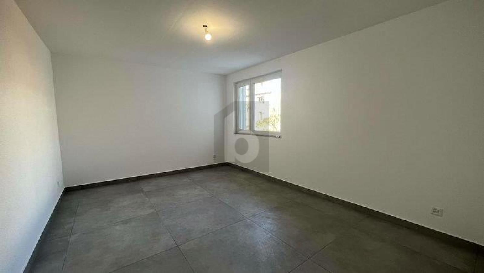 AU CALME ET PROCHE DES COMMERCES - 4