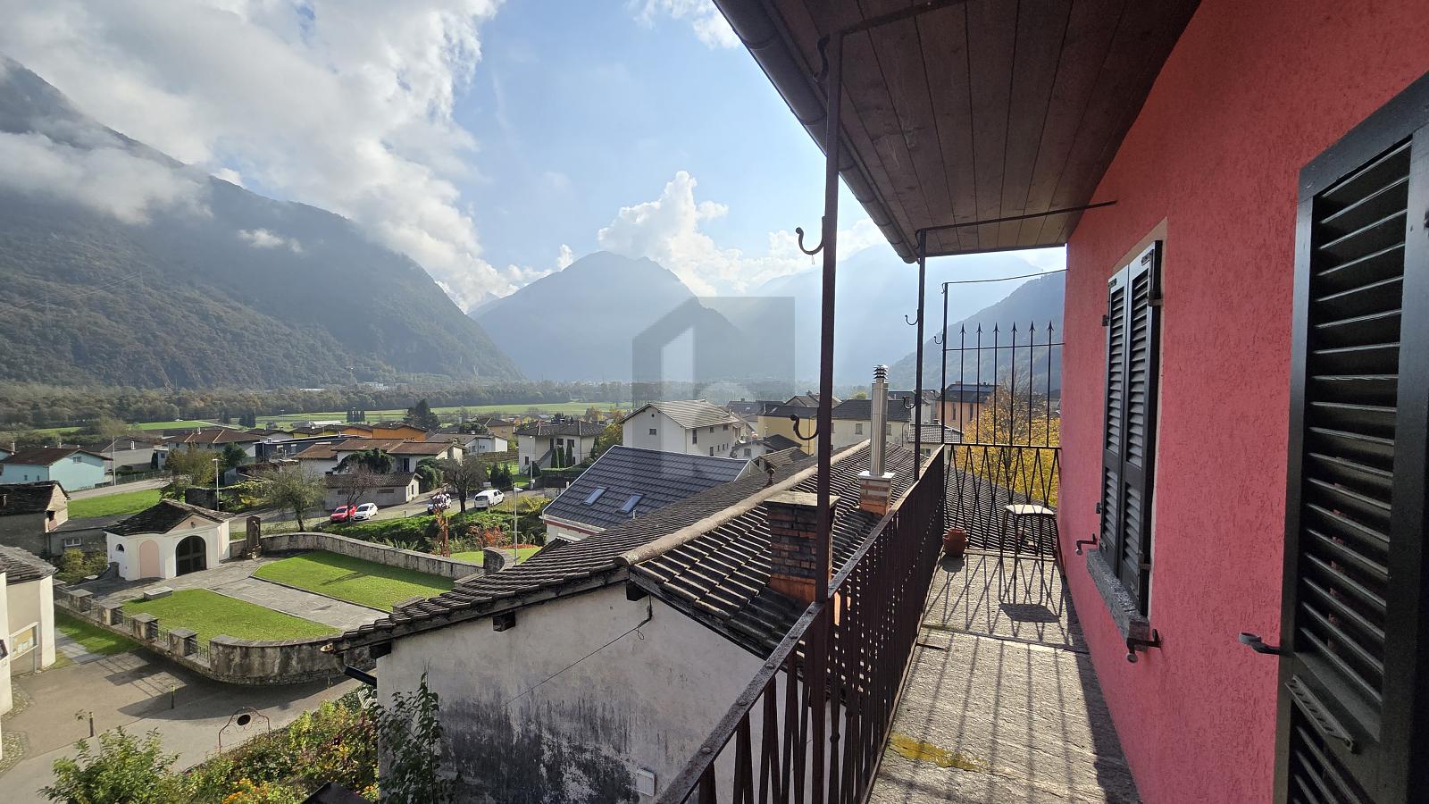 SPAZIOSA E SOLEGGIATA CON AMPIO GIARDINO - 1