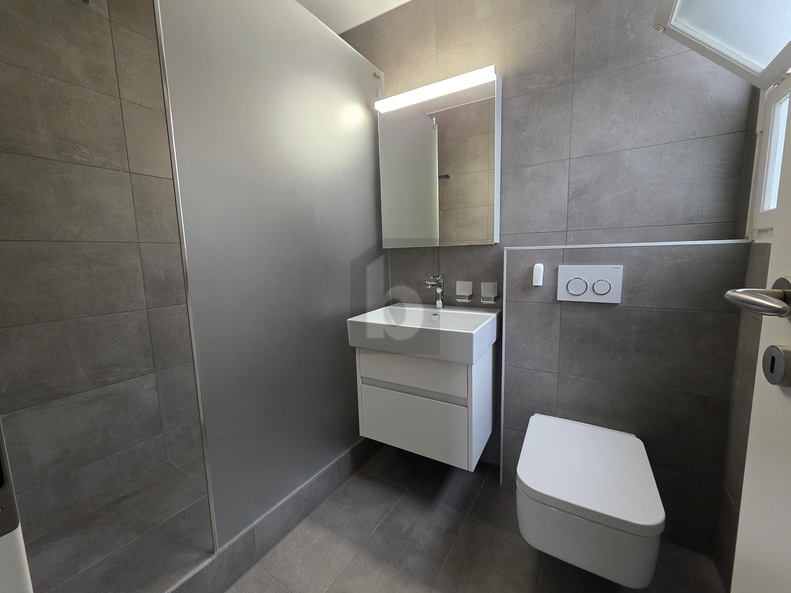 ENTIÈREMENT RÉNOVÉ, DERNIER ÉTAGE AVEC BALCON - 4