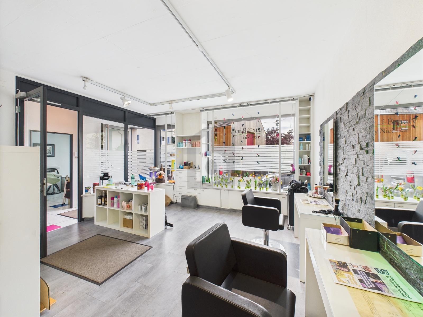 HOCHWERTIG UND REPRÄSENTATIV MIT FENSTERFRONT! - 1