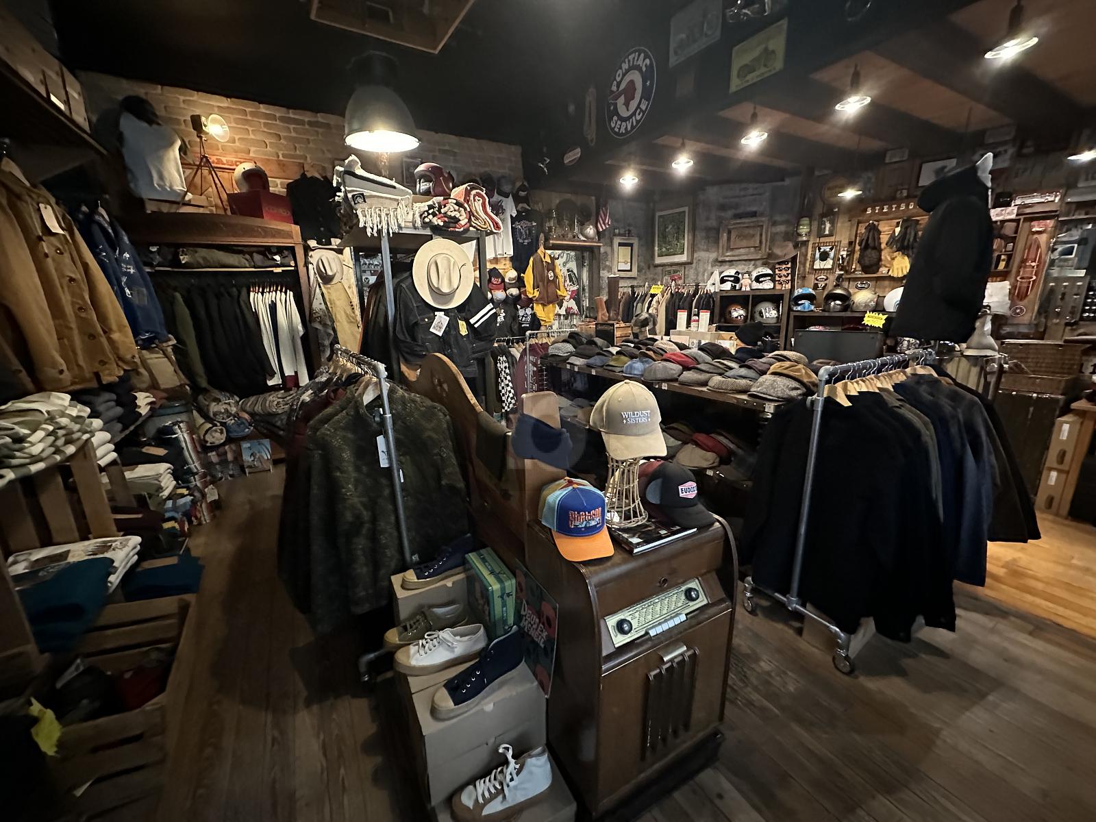 MAGASIN DE VÊTEMENTS AUX EAUX-VIVES - 2