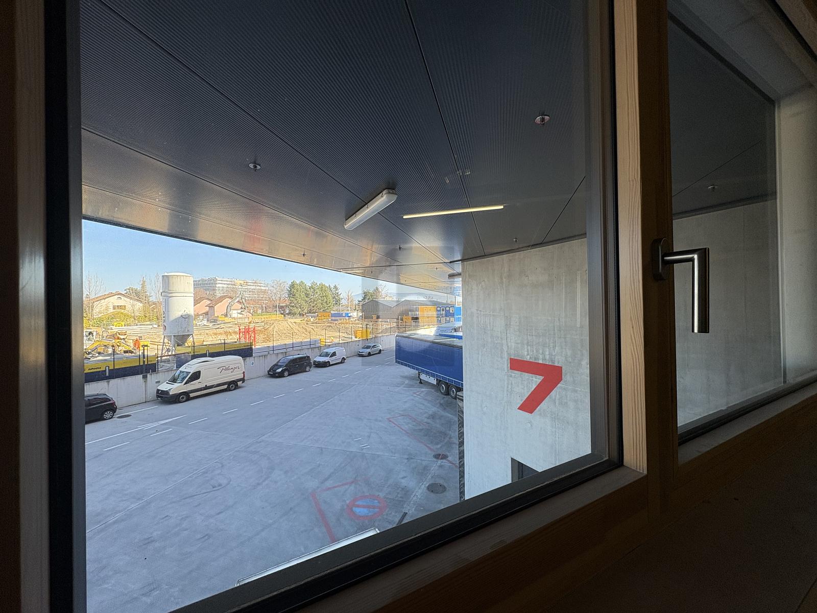 UN ENTREPÔT FACILEMENT ACCESSIBLE - 2