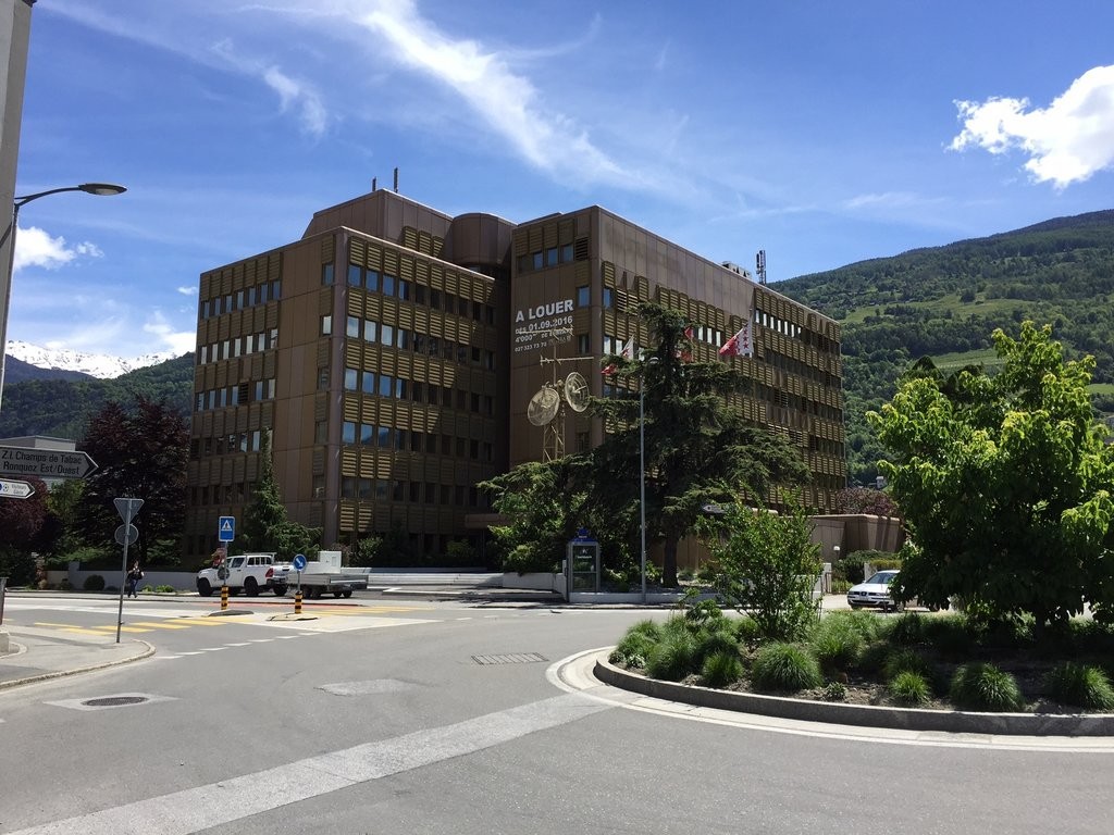 Place de parc à louer à proximité de la gare de Sion - 0