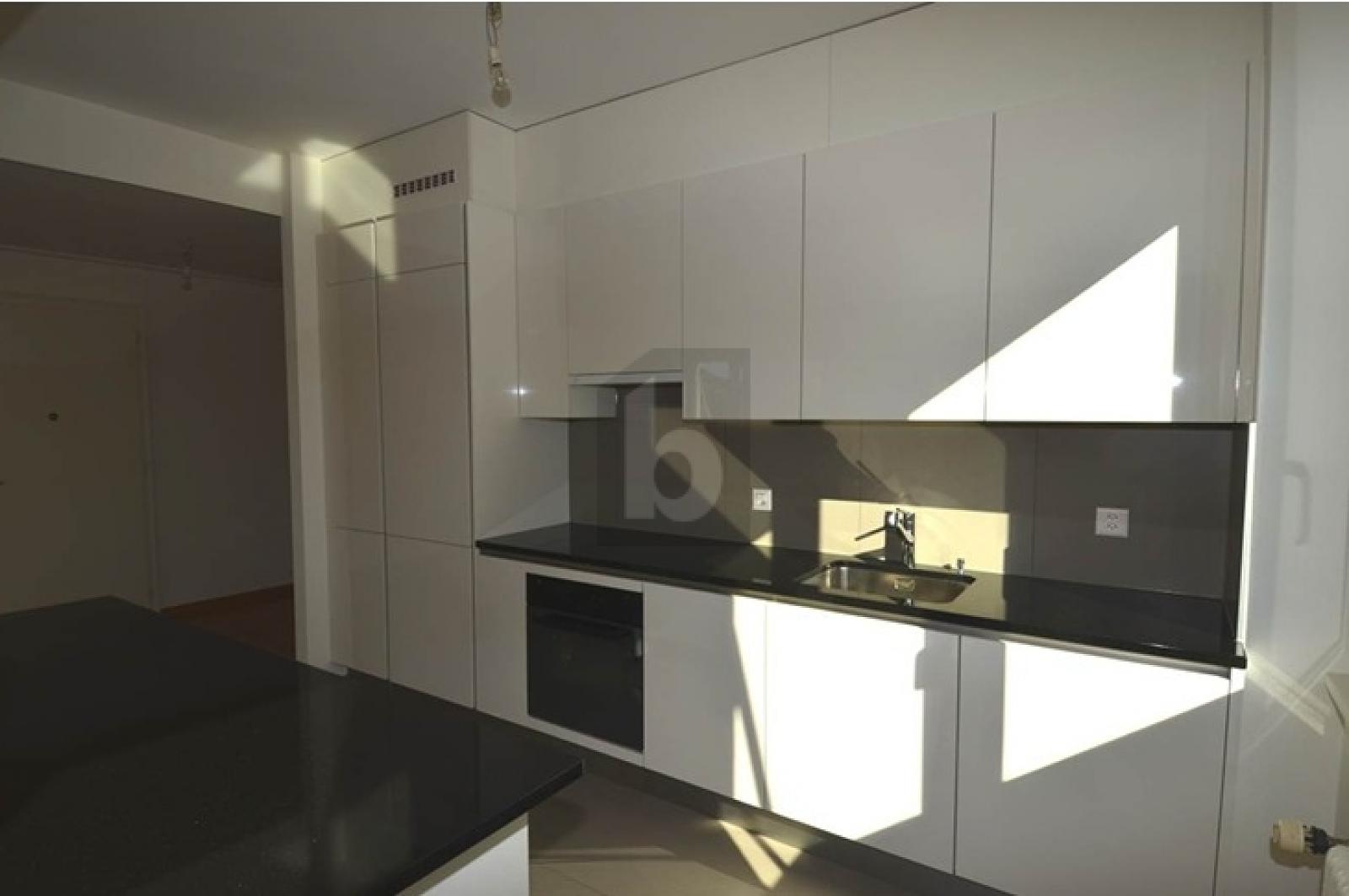 SOUS-GARE AVEC BALCON - 2