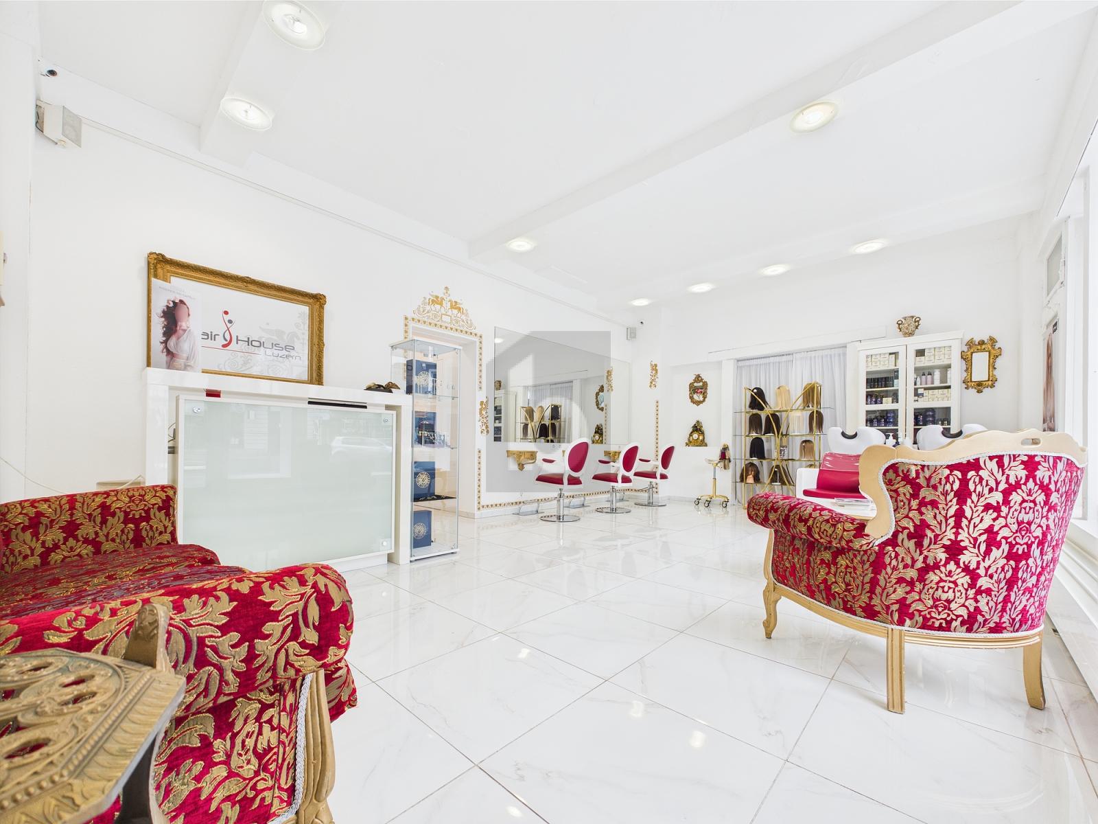 LICHTDURCHFLUTET IM ZENTRUM DER STADT - 0