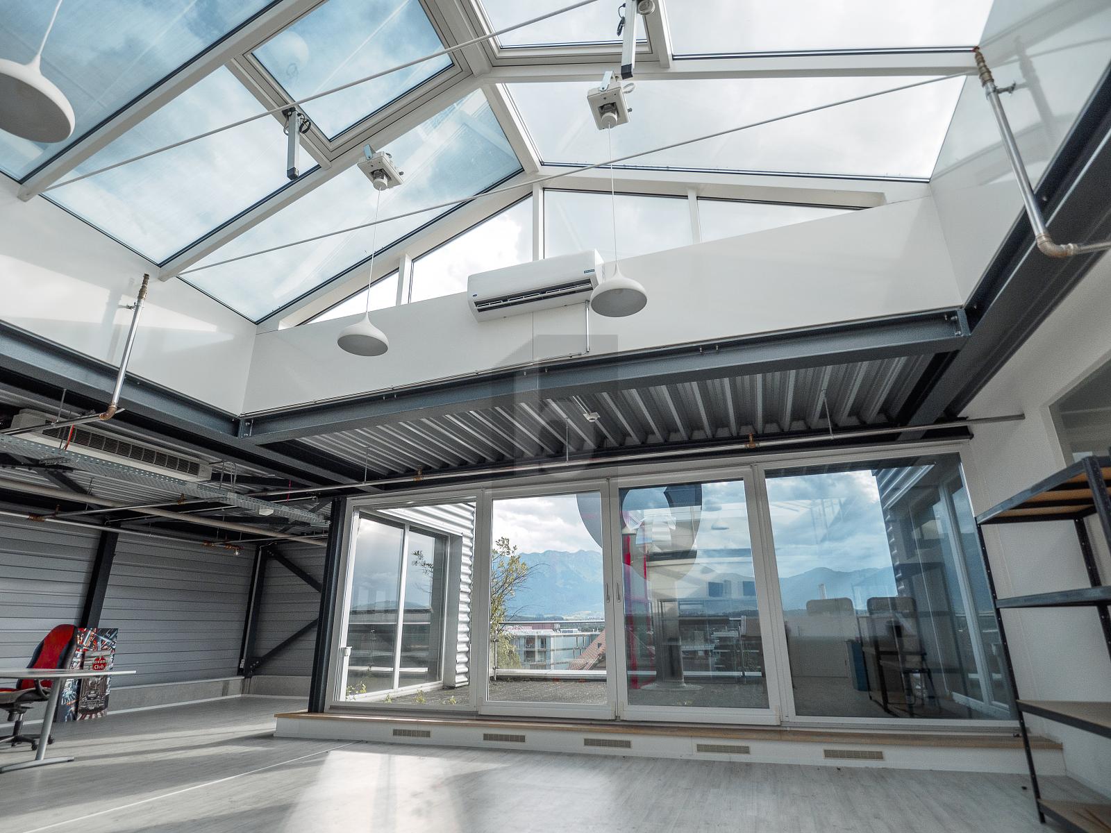 MODERNES ARBEITEN MIT BLICK AUF DIE BERGE - 1