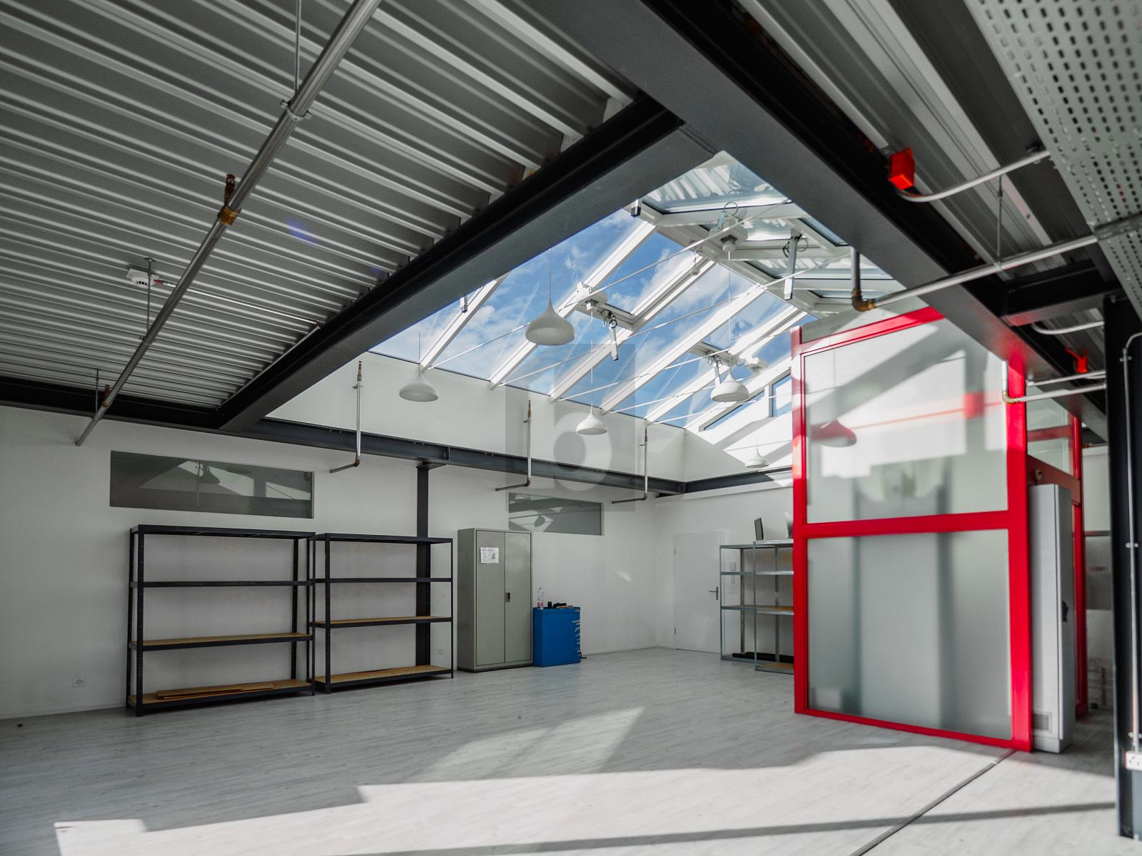 MODERNES ARBEITEN MIT BLICK AUF DIE BERGE - 2