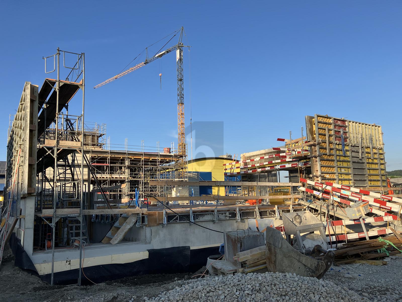 GROSSZÜGIGER NEUBAU MIT AUSREICHEND PARKPLÄTZEN - 3