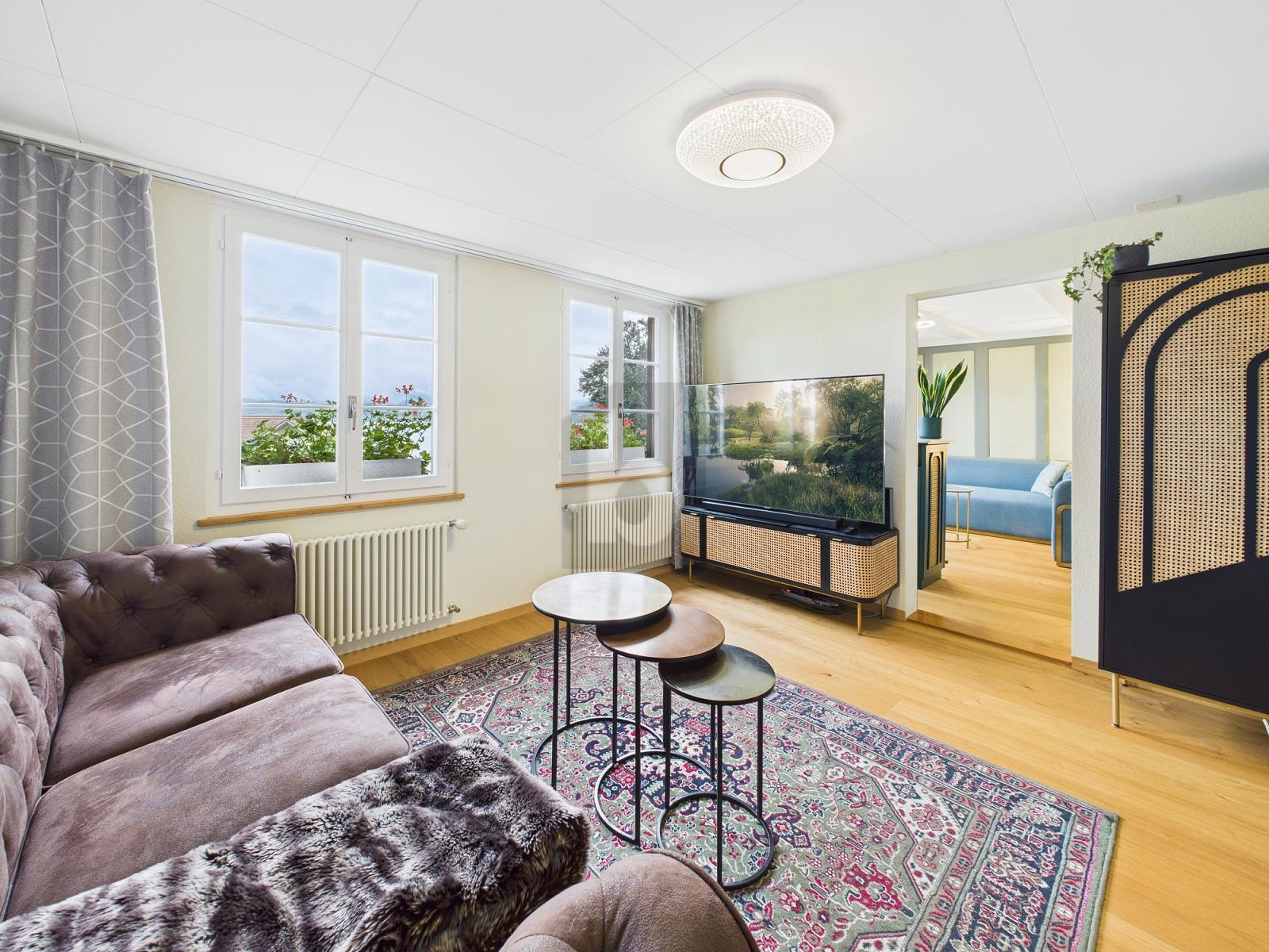 LICHTDURCHFLUTET MIT SEE- UND BERGSICHT - 1