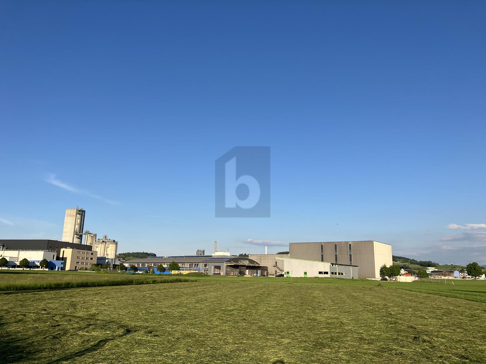 NEUBAU MIT PARKPLÄTZEN NATURNAH GELEGEN - 0