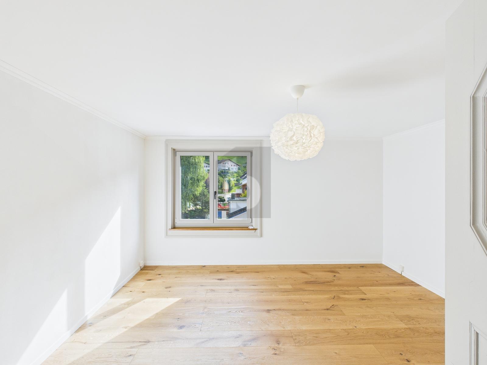 GROSSZÜGIG UND NEU RENOVIERT - 1