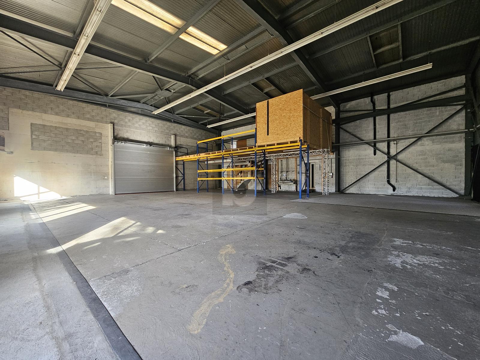 GRANDE HALLE AVEC MEZZANINE ! - 0