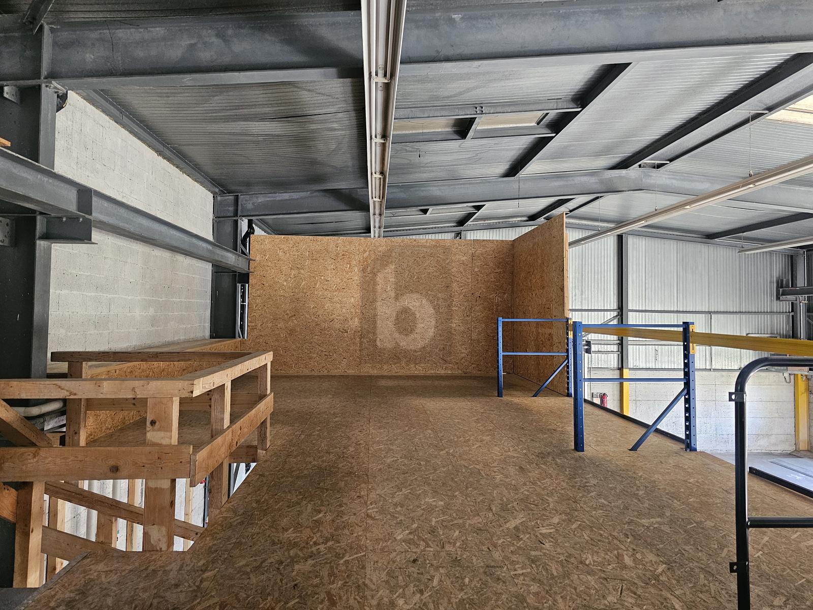 GRANDE HALLE AVEC MEZZANINE ! - 1