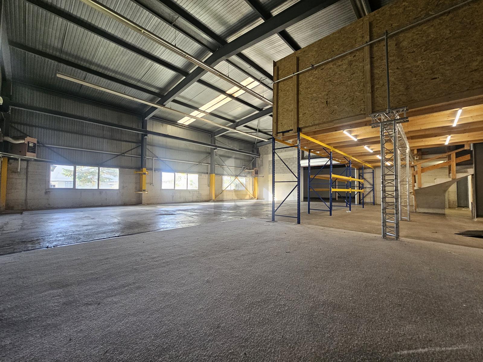 GRANDE HALLE AVEC MEZZANINE ! - 2