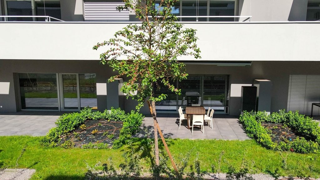 Affittiamo luminoso e moderno 4.5 locali con giardino privato - 0