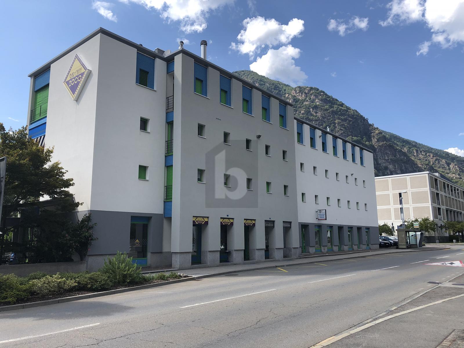 NEGOZIO IN POSIZIONE CENTRALE - 0