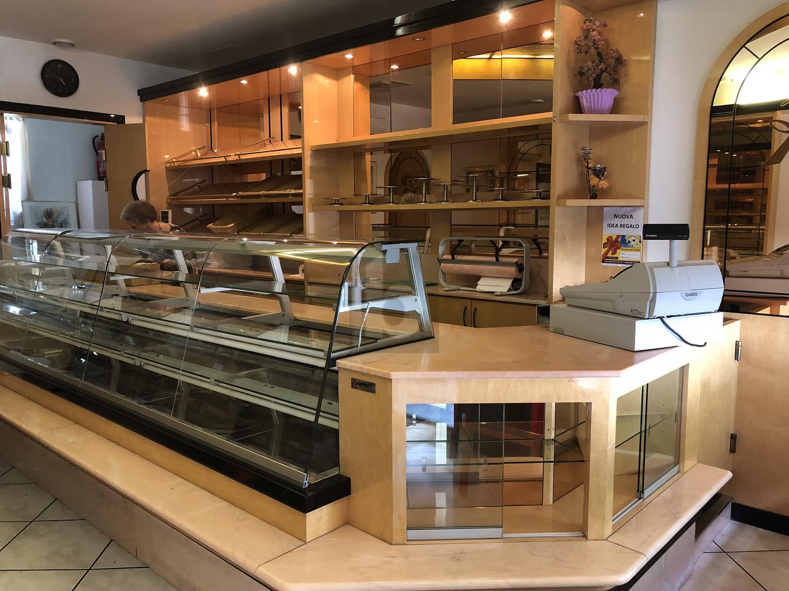 NEGOZIO IN POSIZIONE CENTRALE - 2