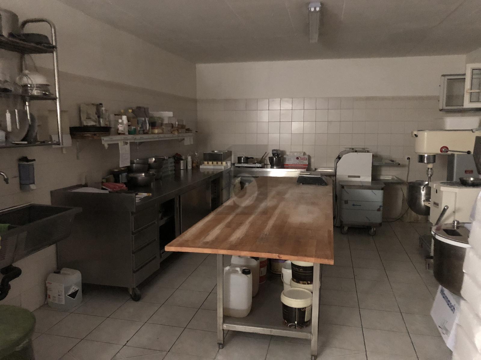 NEGOZIO IN POSIZIONE CENTRALE - 3