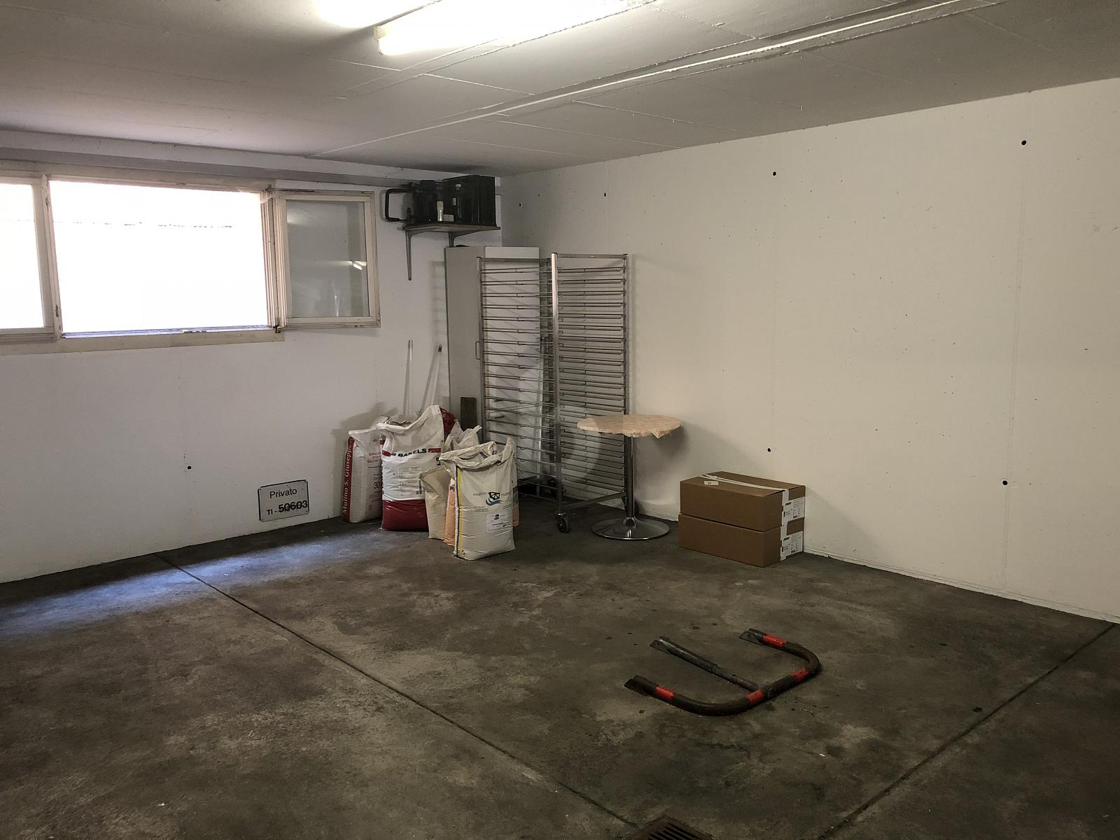 NEGOZIO IN POSIZIONE CENTRALE - 4