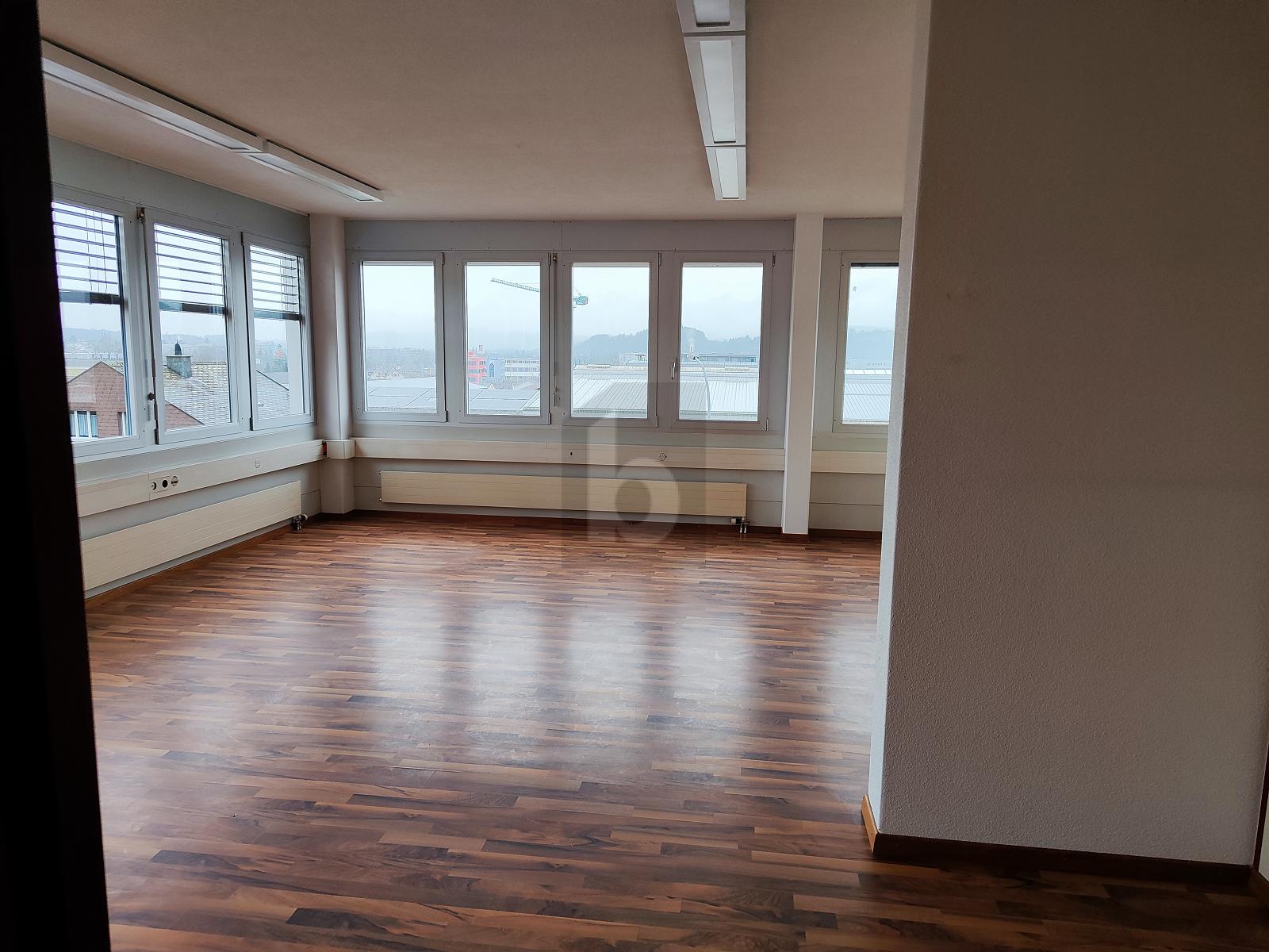 PRAKTISCHE RÄUMLICHKEIT IDEAL FÜR IHRE ARBEIT 06 - 1