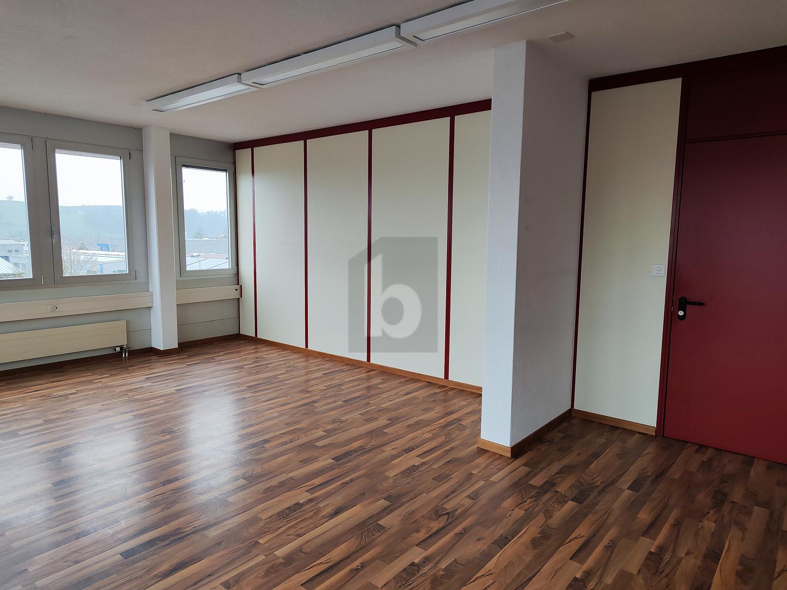 PRAKTISCHE RÄUMLICHKEIT IDEAL FÜR IHRE ARBEIT 06 - 2