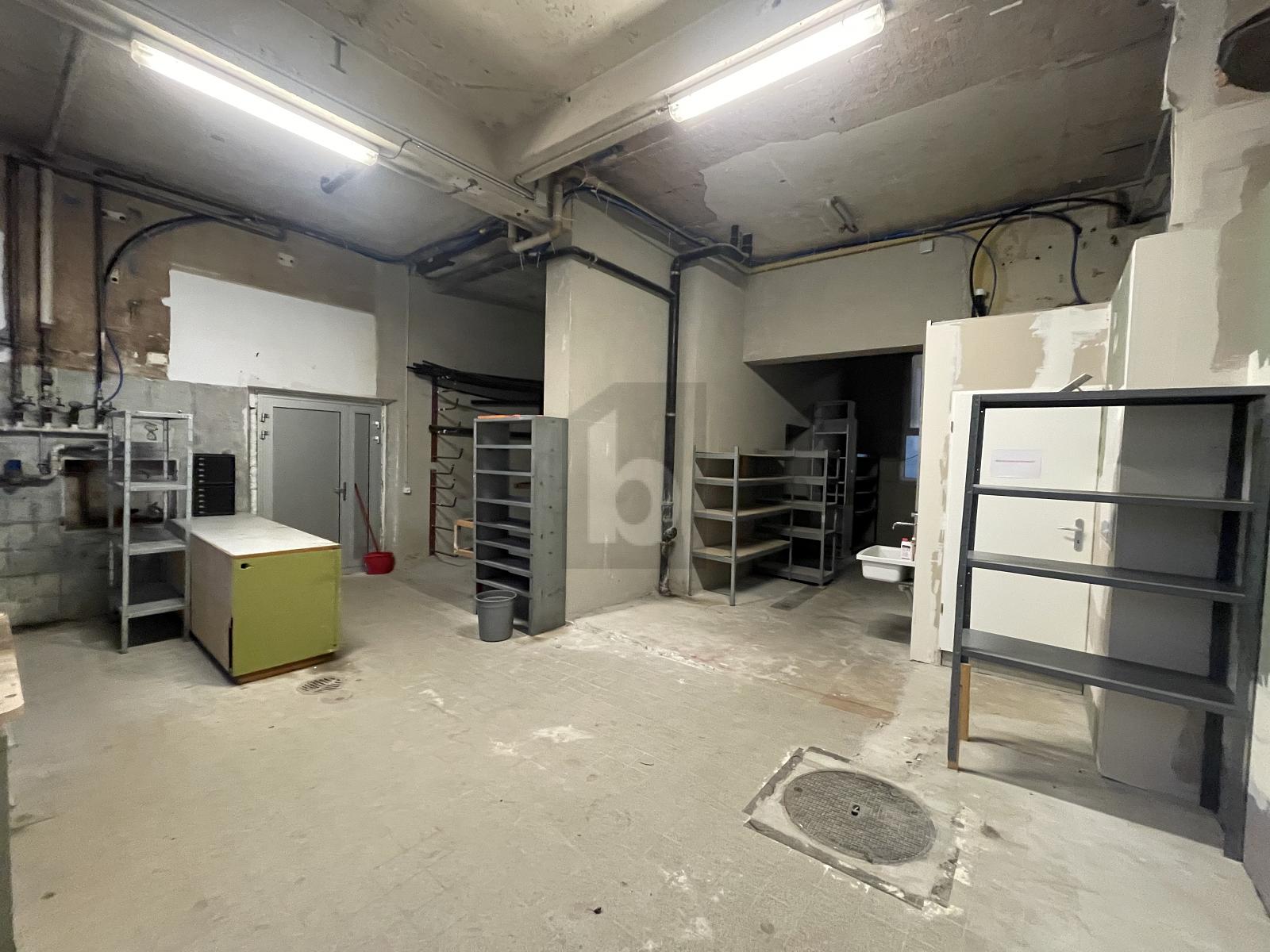 REPRÄSENTATIVE GEWERBEFLÄCHE MIT LAGER - 2