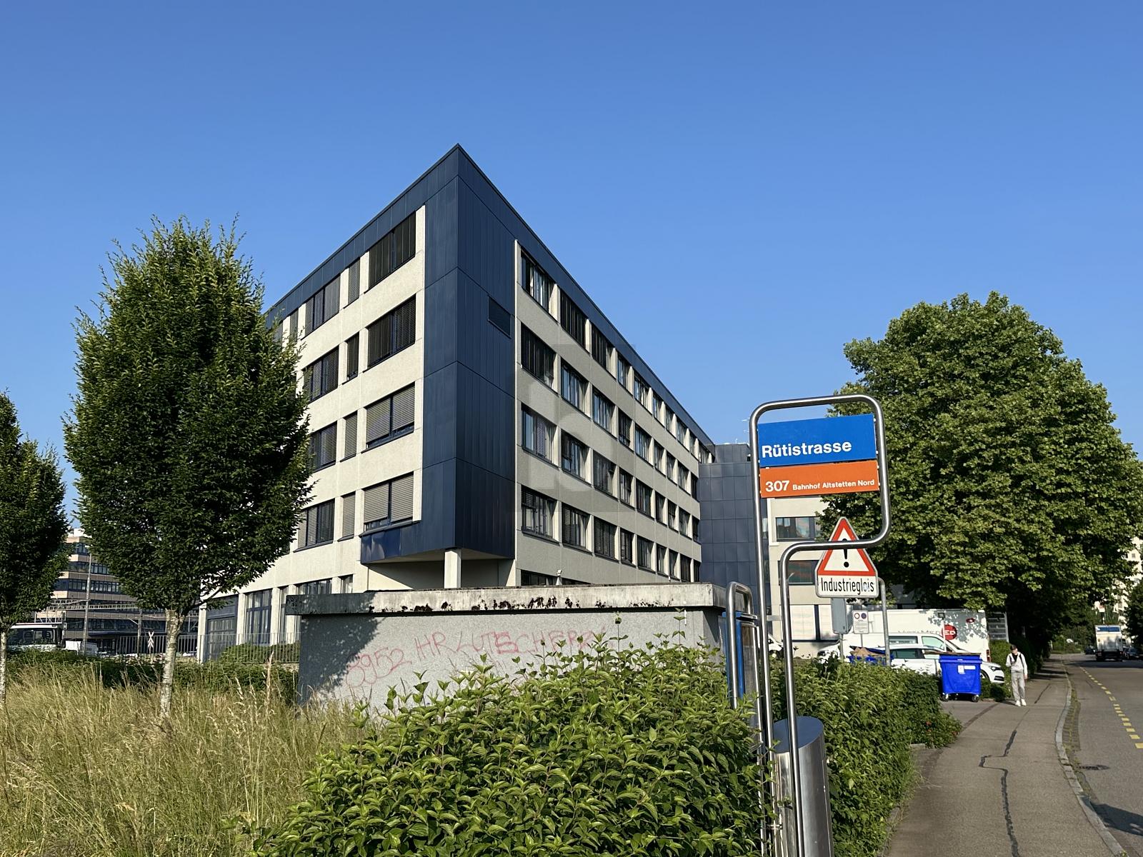 HELL UND MODERN, NÄHE BAHNHOF - 0