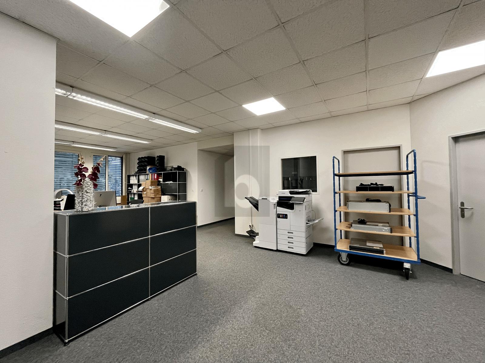 HELL UND MODERN, NÄHE BAHNHOF - 1