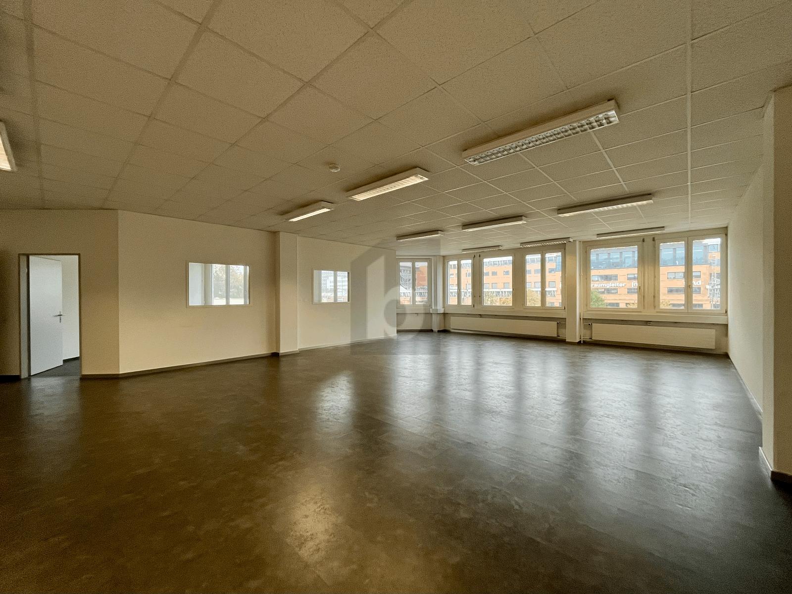 HELL UND MODERN, NÄHE BAHNHOF - 2