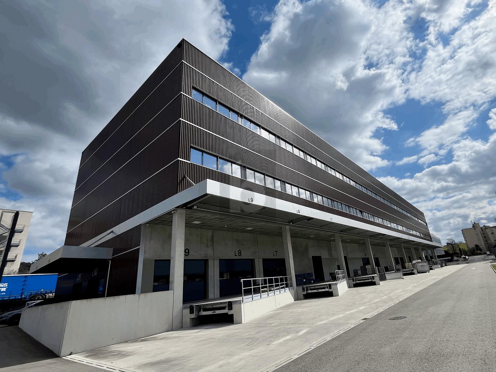 HELL MIT VIEL PLATZ - 0