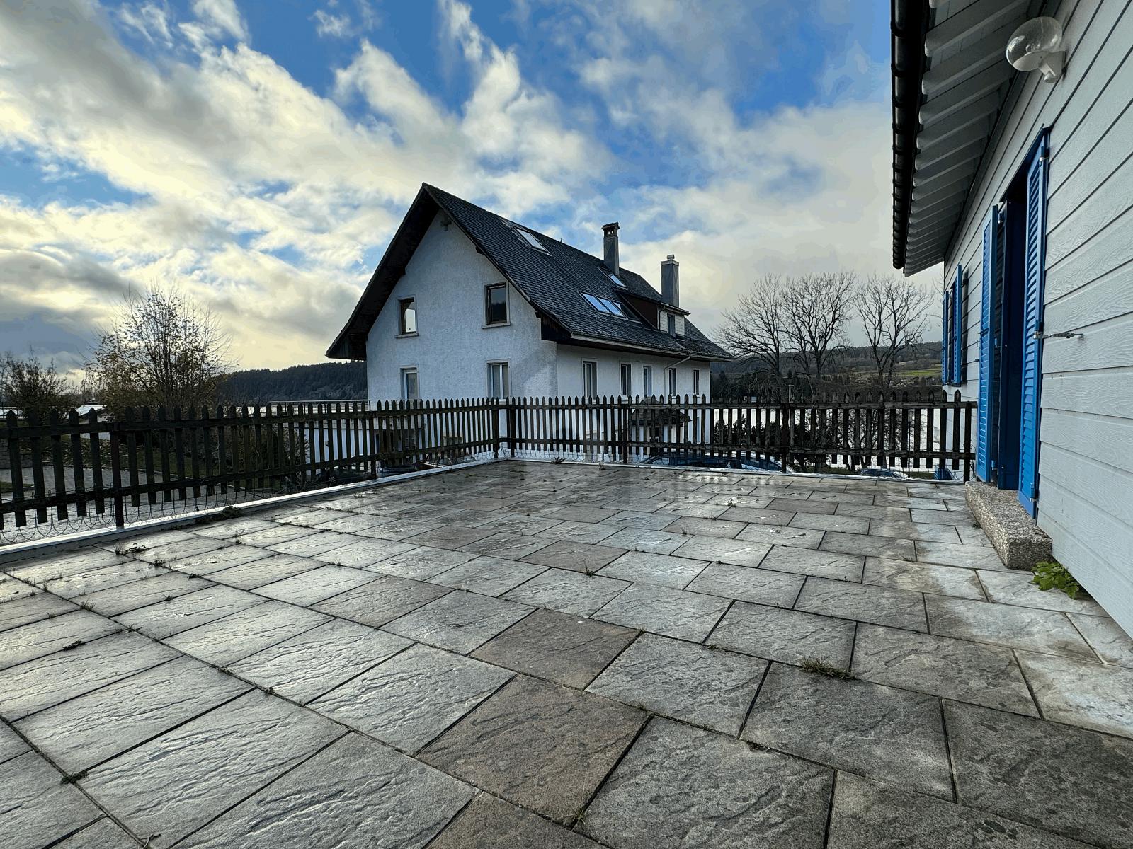 SPACIEUX AVEC JARDIN AU BORD DU LAC - 1