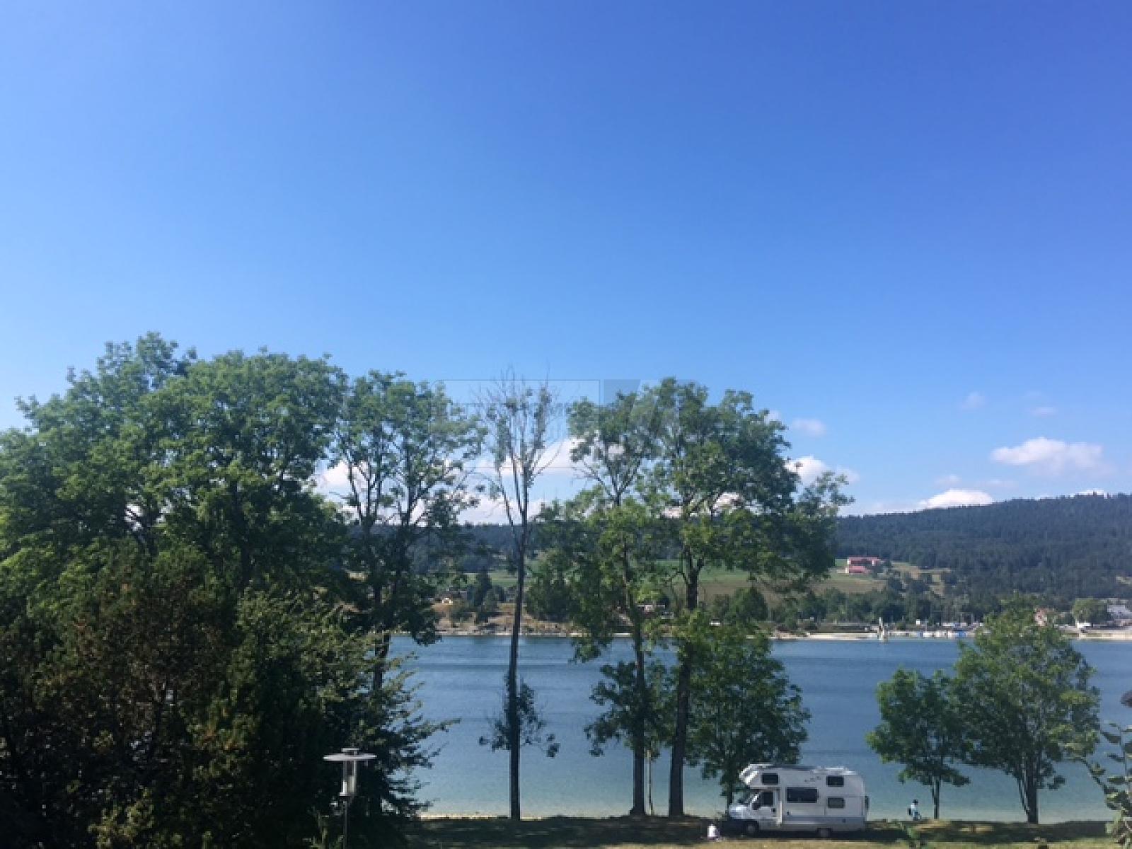 SPACIEUX AVEC JARDIN AU BORD DU LAC - 2