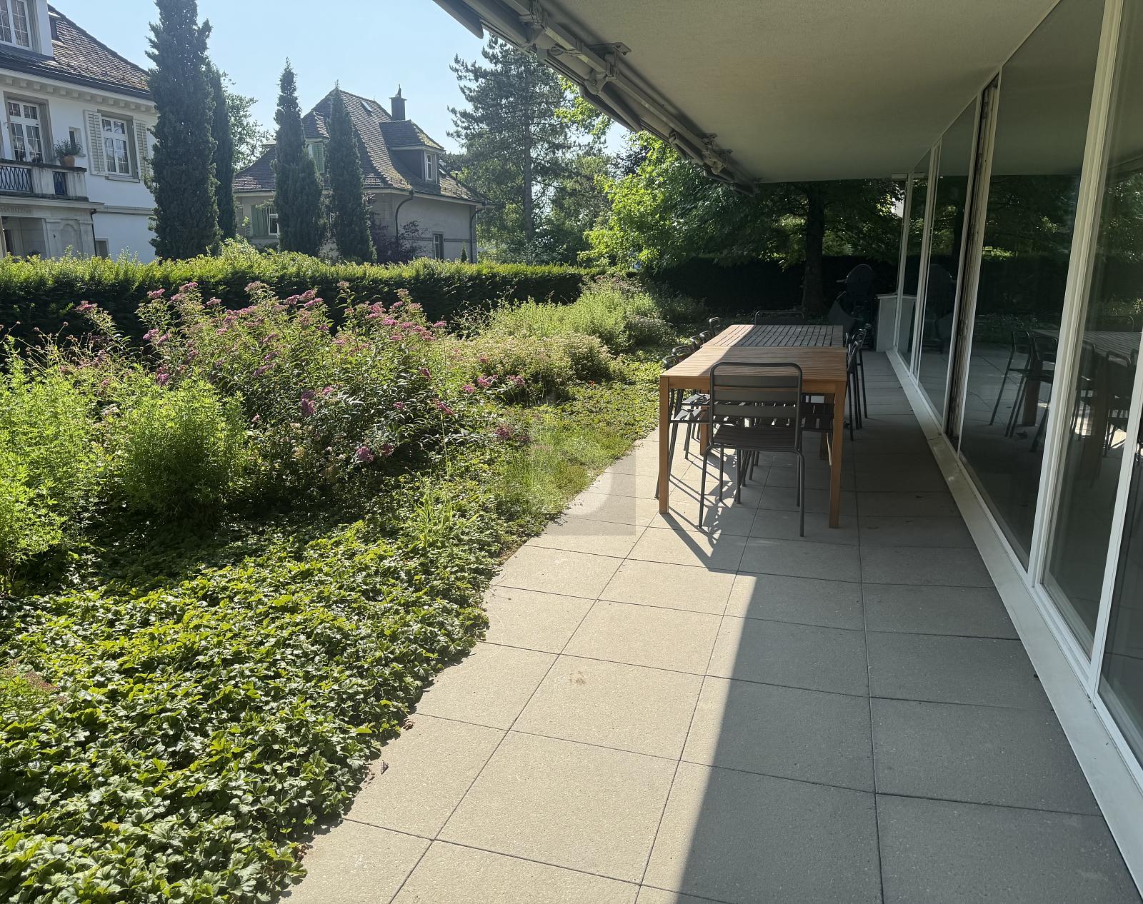 LICHTDURCHFLUTET MIT PRIVATEM GARTEN - 4