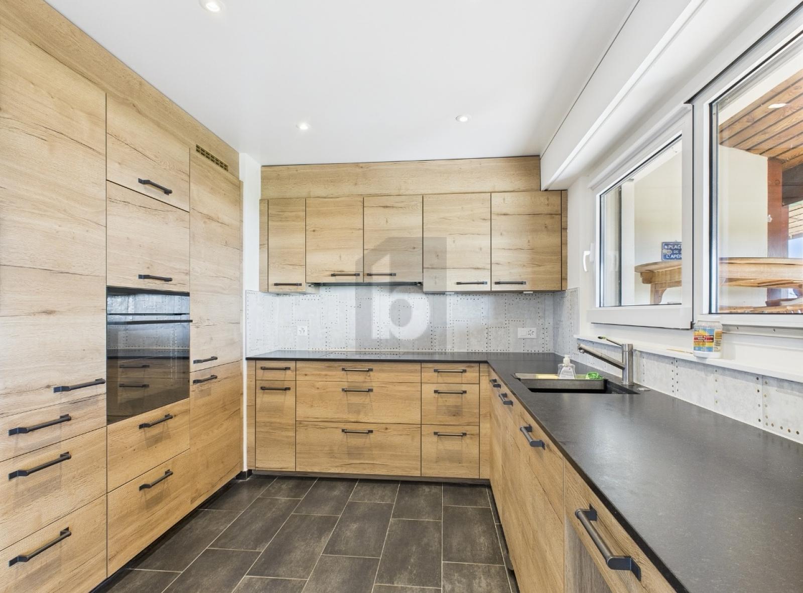 ENTIÈREMENT RÉNOVÉ ET MEUBLÉ, VUE IMPRENABLE - 3