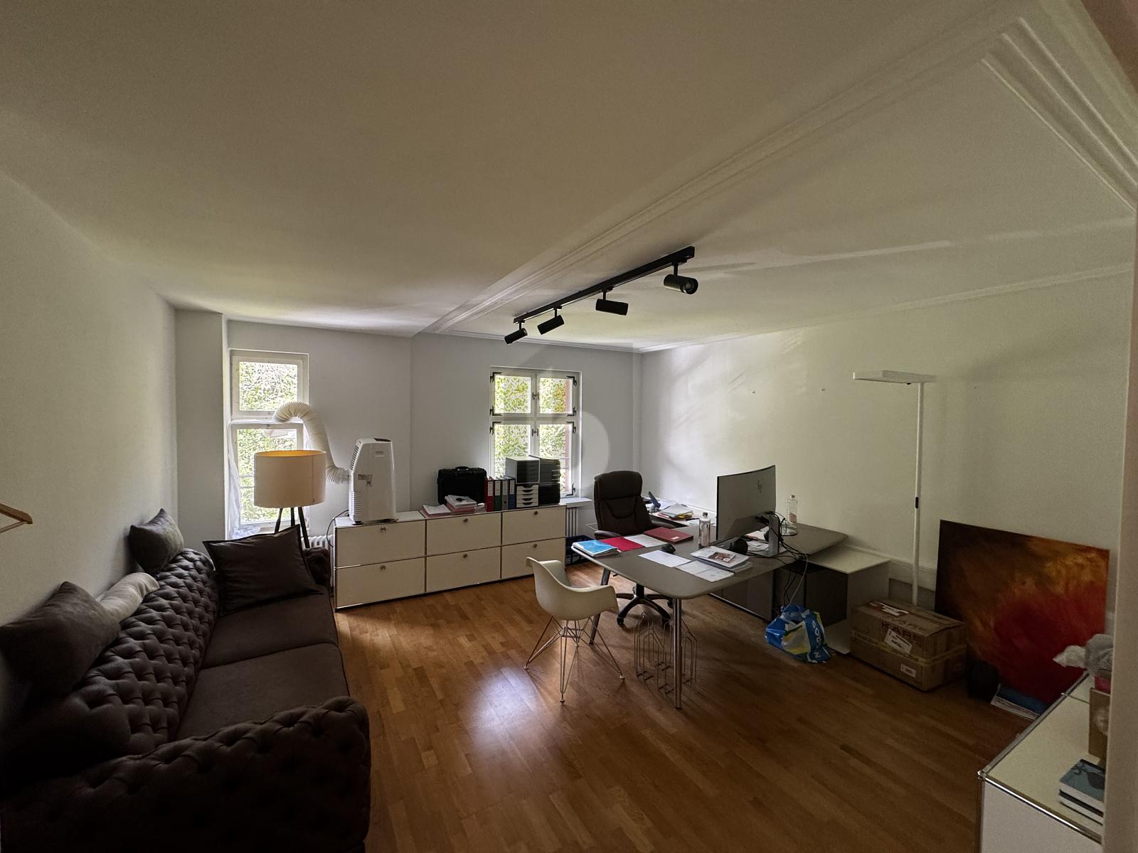 GERÄUMIG, STILLVOLL UND RUHIG - 1