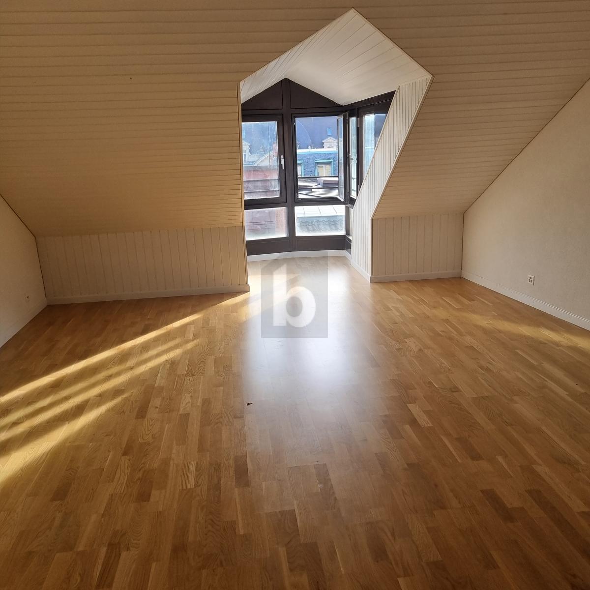 VUE IMPRENABLE EN PLEIN CENTRE - 2