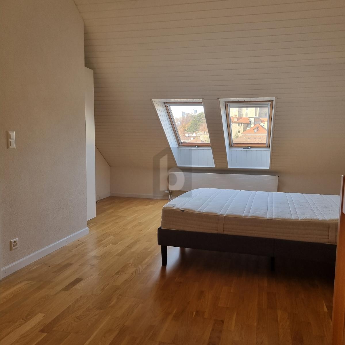 VUE IMPRENABLE EN PLEIN CENTRE - 4