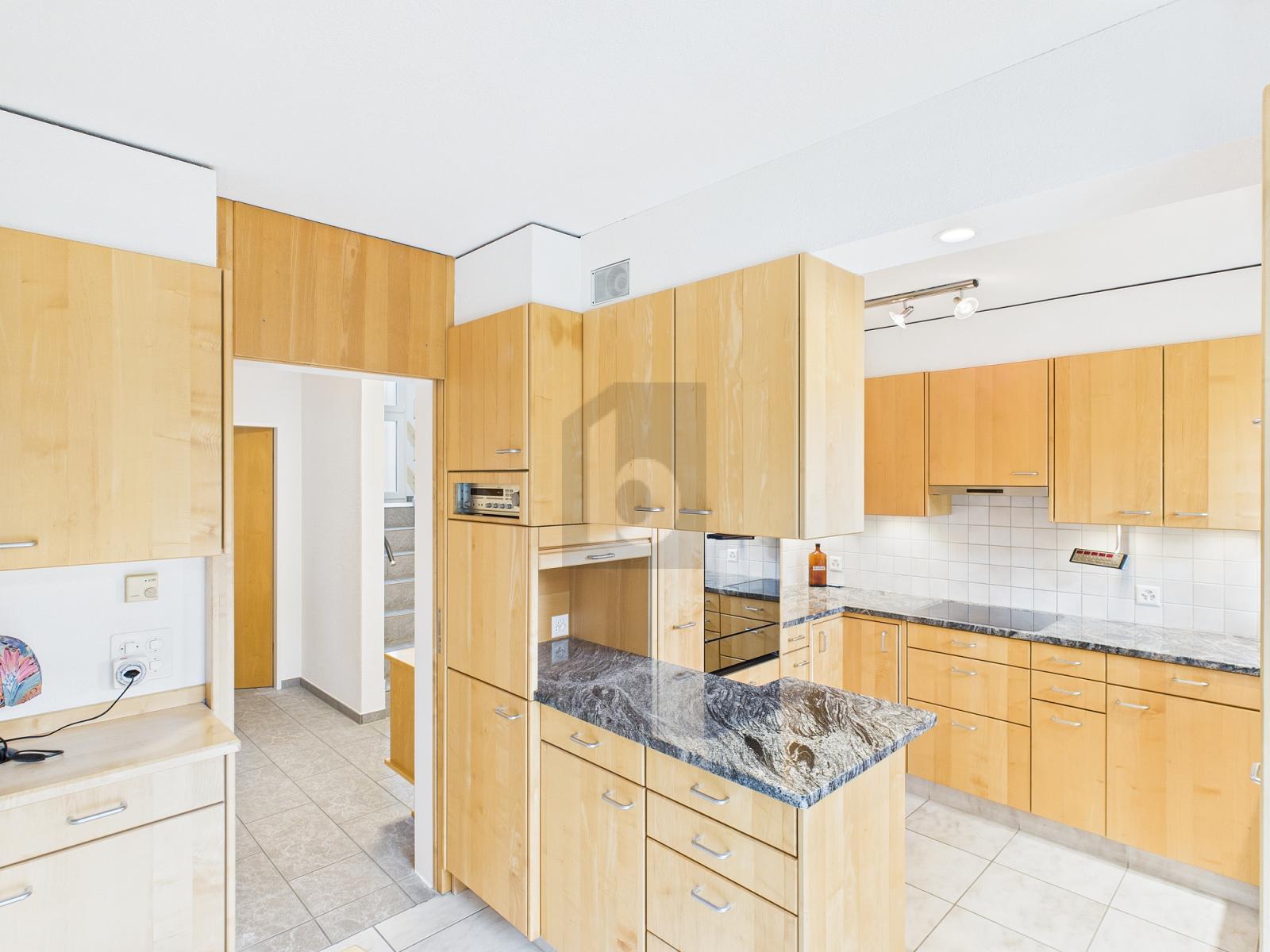 SONNIGE LAGE MIT GROSSEM GARTEN - 3