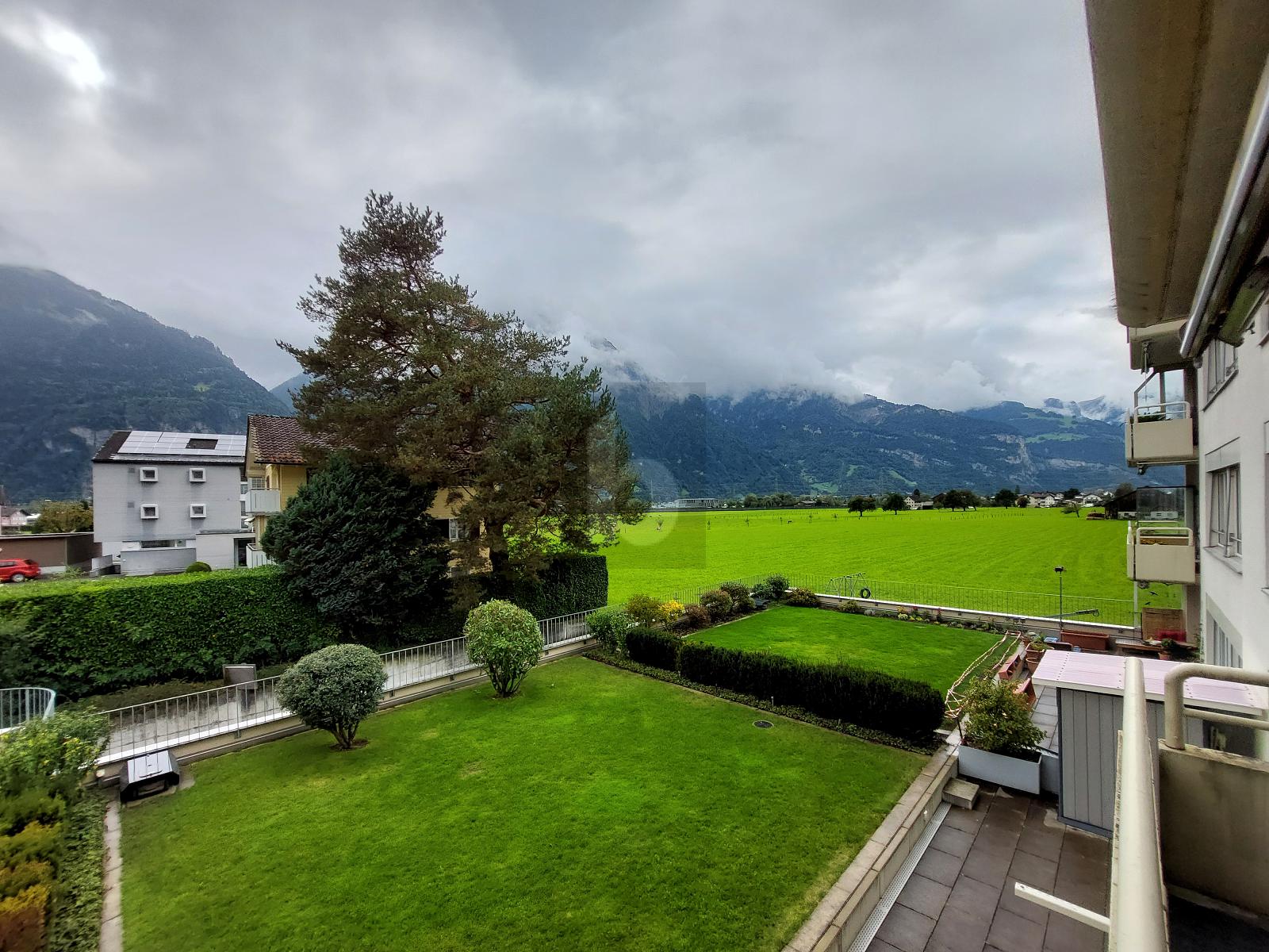 HELL UND FREUNDLICH MIT BERG-PANORAMA - 0