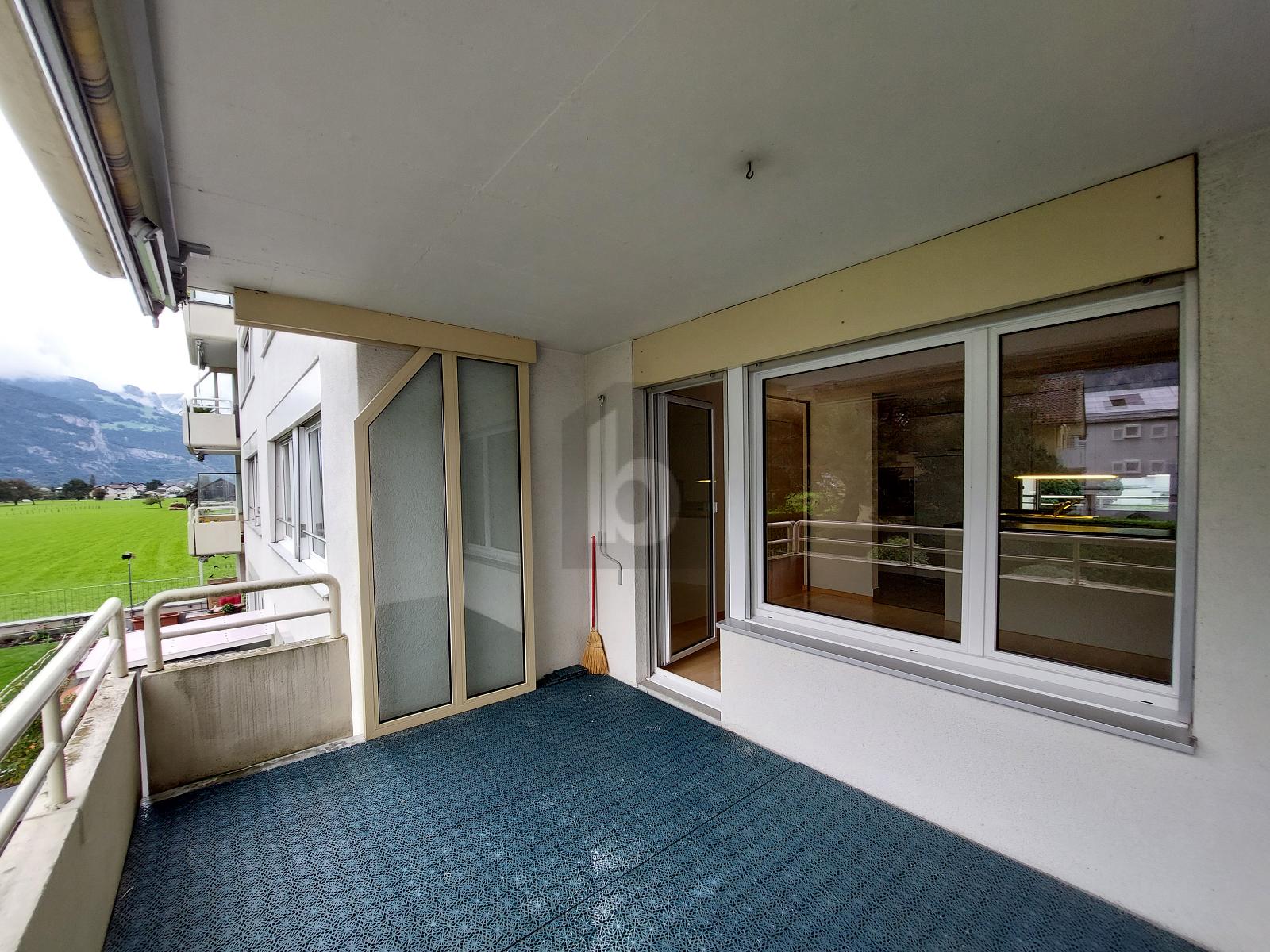 HELL UND FREUNDLICH MIT BERG-PANORAMA - 1