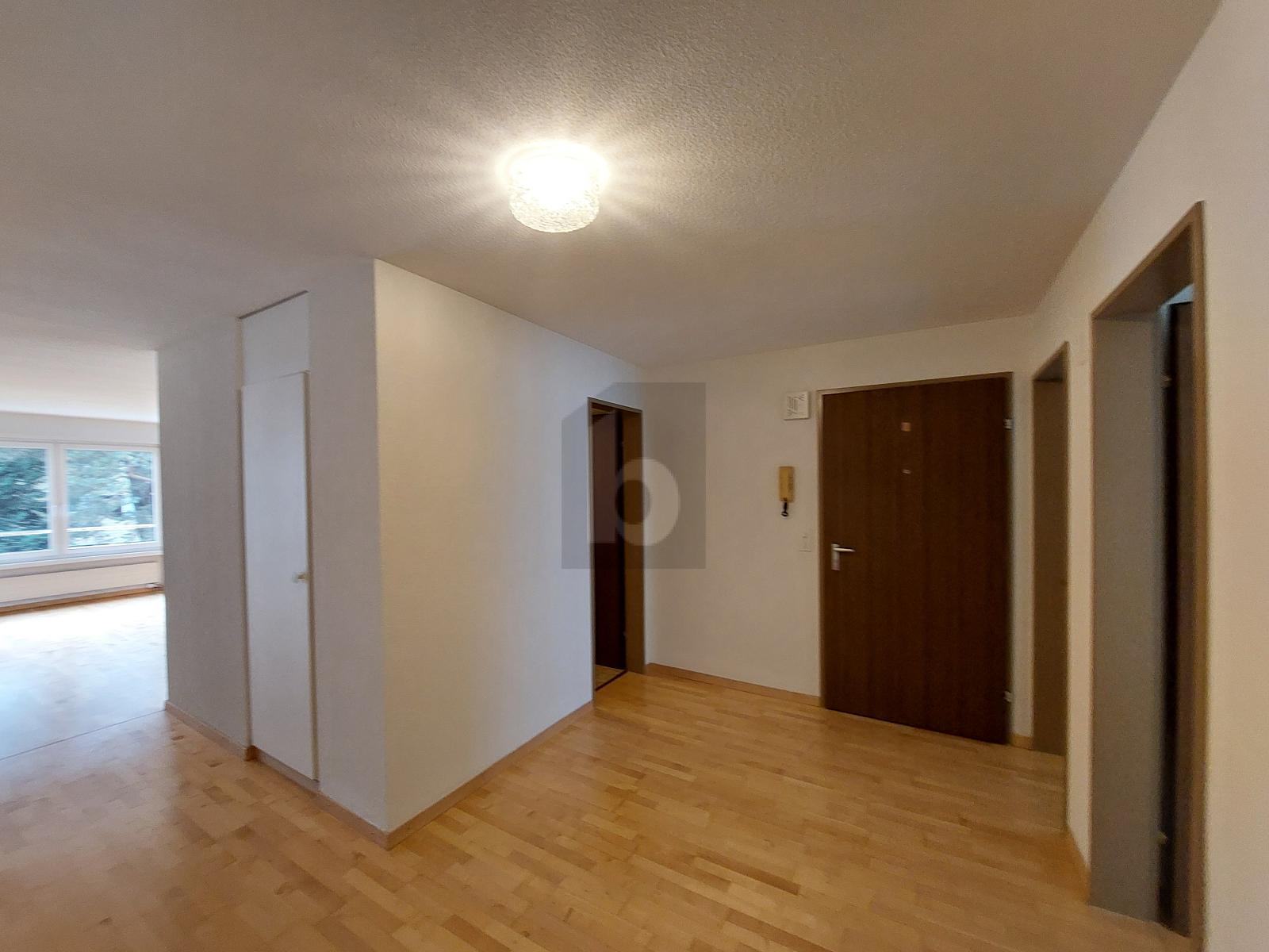 HELL UND FREUNDLICH MIT BERG-PANORAMA - 2