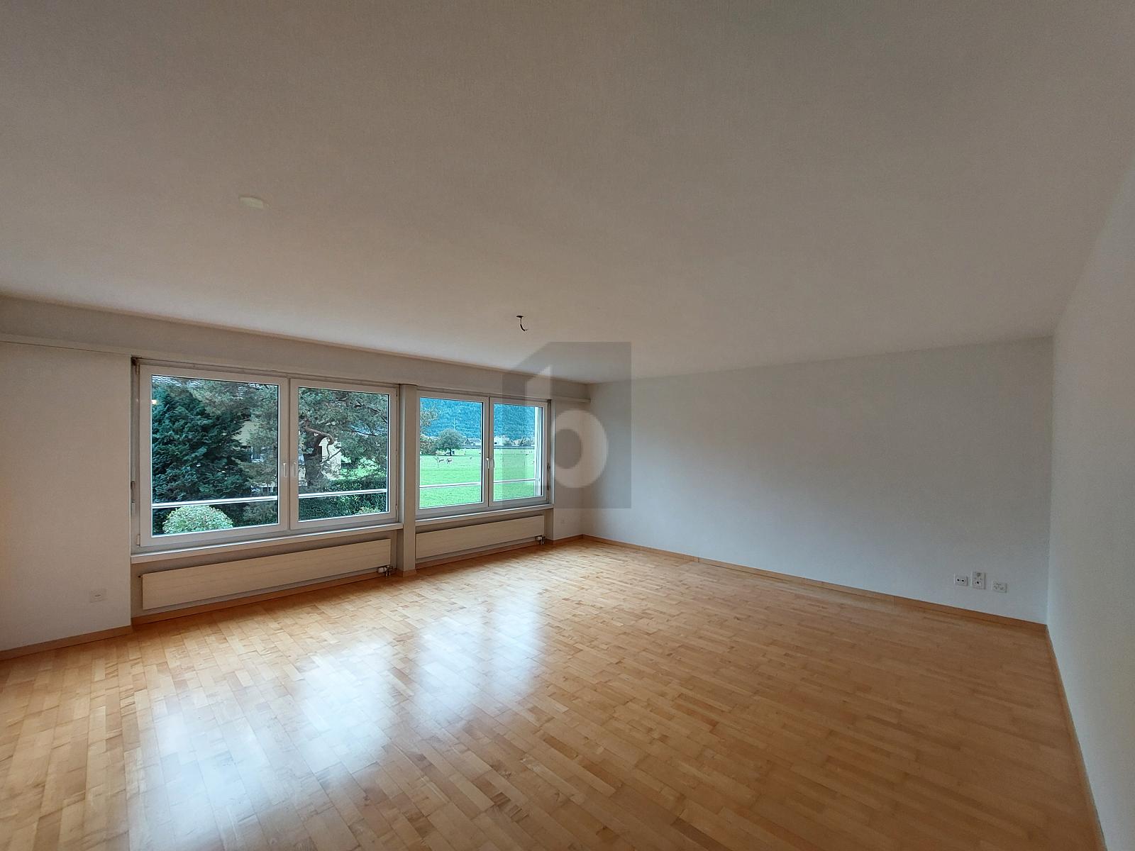 HELL UND FREUNDLICH MIT BERG-PANORAMA - 4