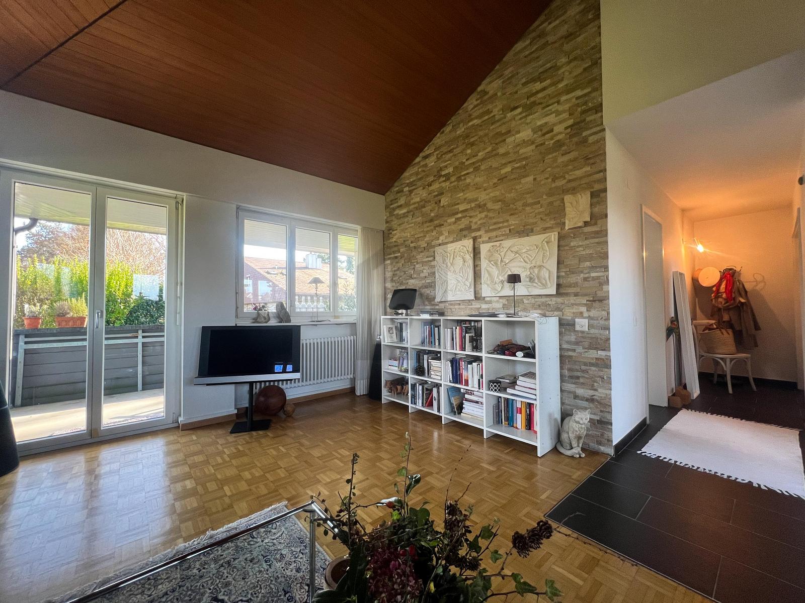 HOCHWERTIG MÖBLIERTE WOHNOASE AN RUHIGER LAGE - 1