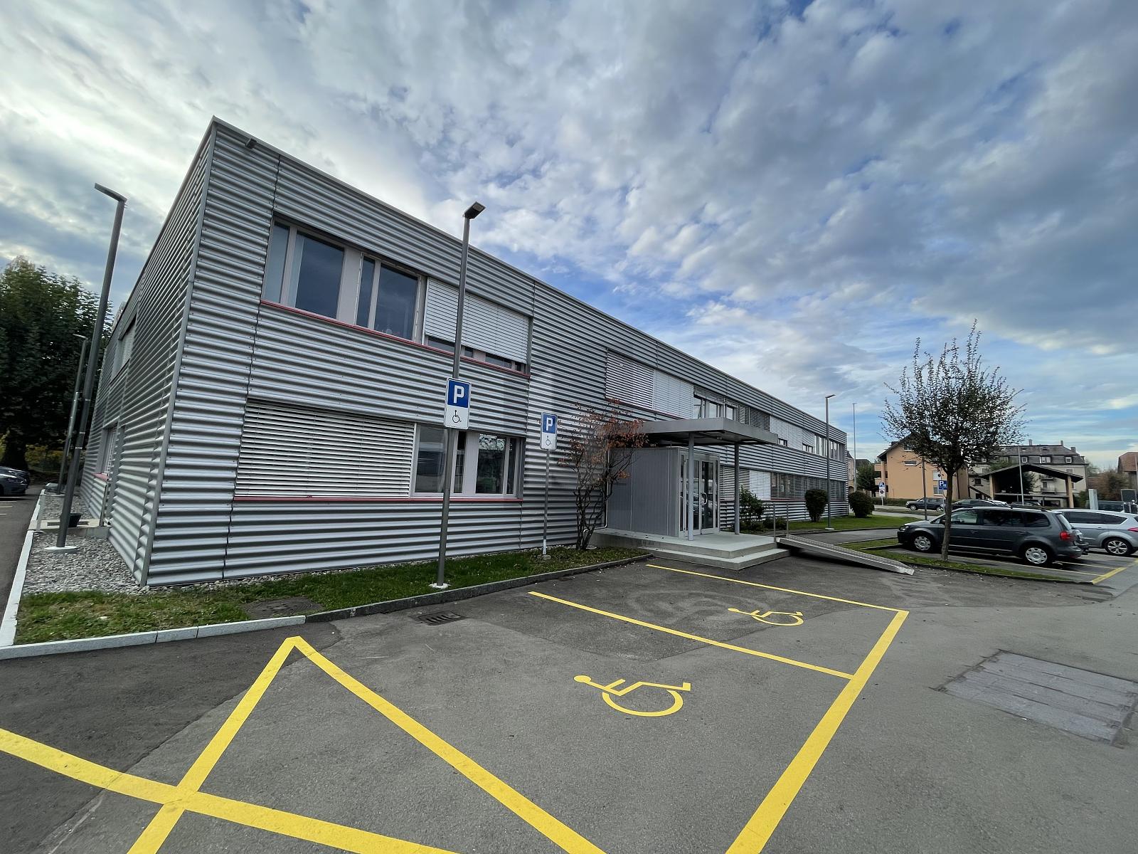 GROSS UND HELL AN ZENTRALER LAGE - 0