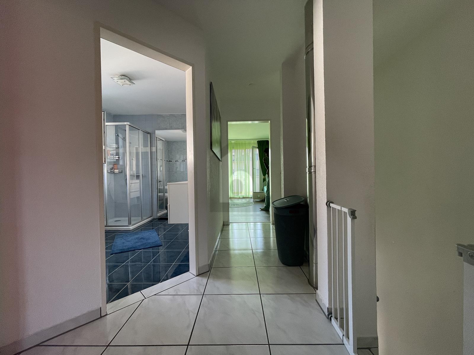 LICHTDURCHFLUTET, SONNIG MIT GARTEN - 1