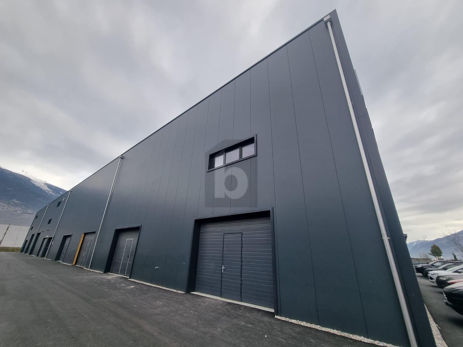 DÉPÔT NEUF LE LONG DE L'AUTOROUTE - 0