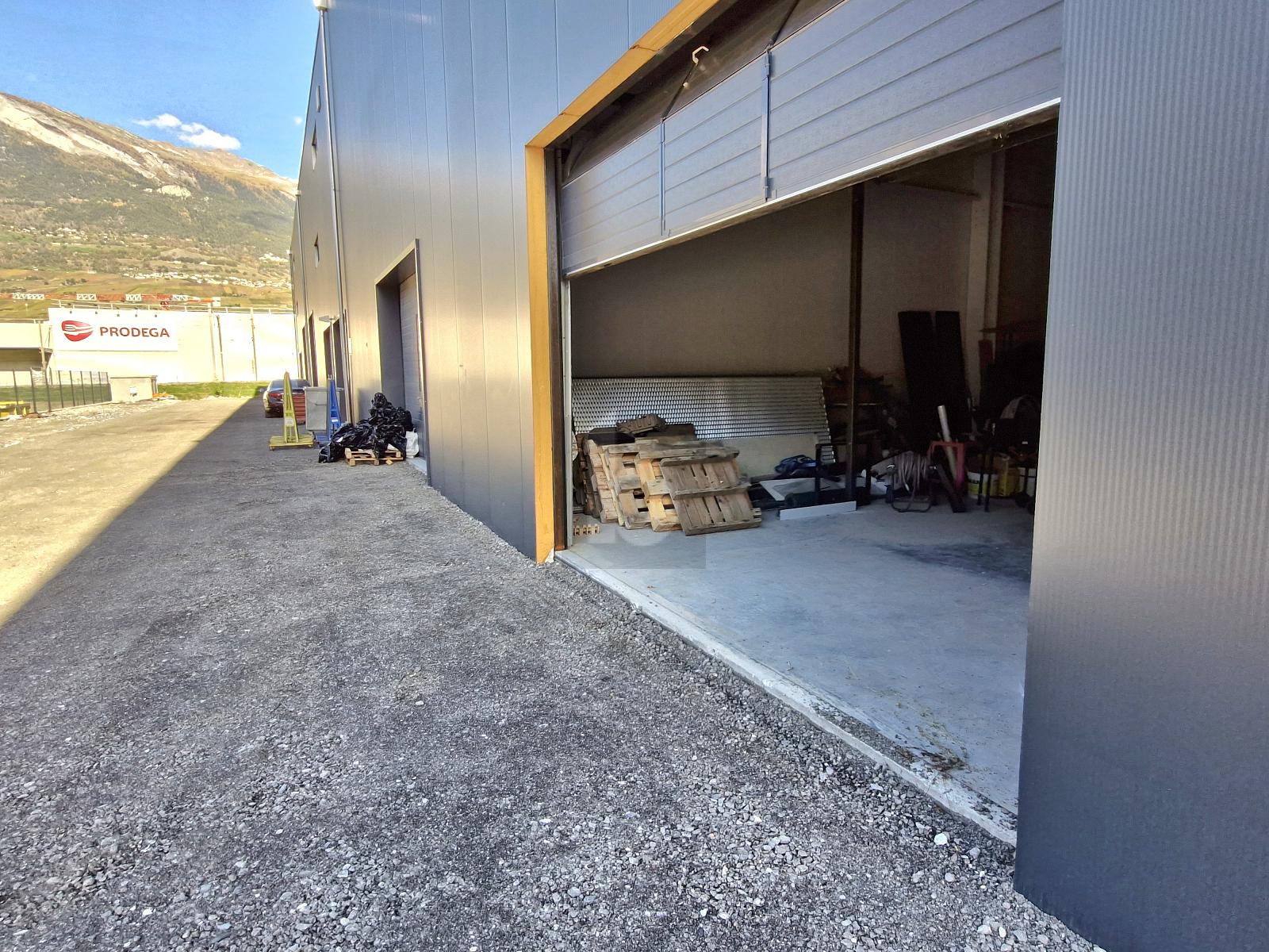 DÉPÔT NEUF LE LONG DE L'AUTOROUTE - 1