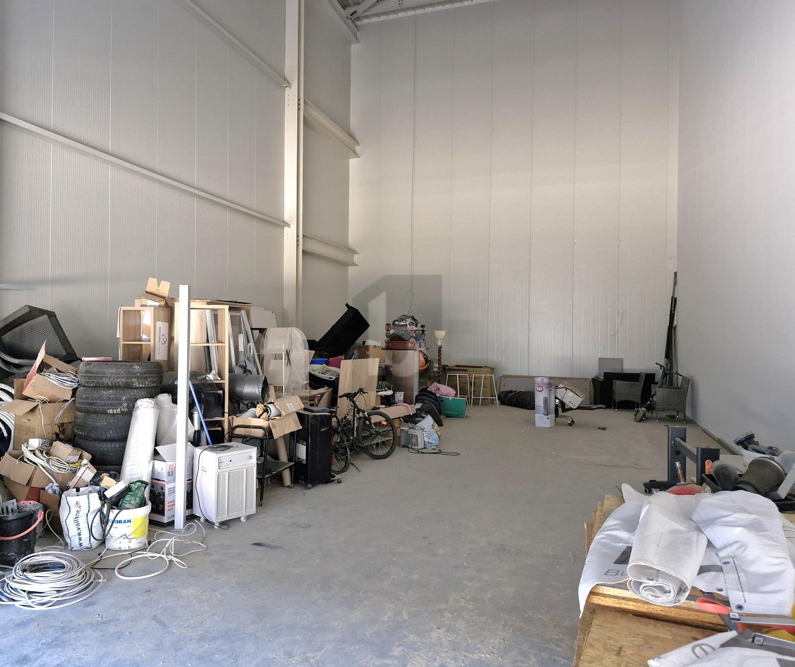 DÉPÔT NEUF LE LONG DE L'AUTOROUTE - 3